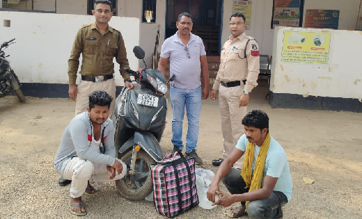 सरायपाली : स्कूटी में अवैध शराब ले जाते 2 गिरफ्तार
