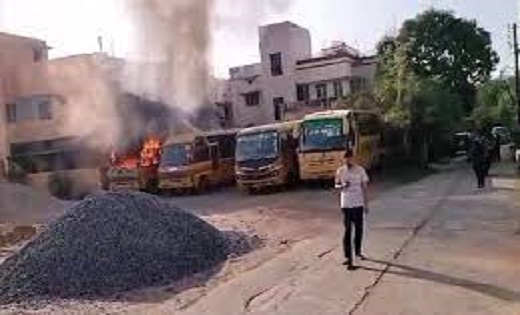 आधारशिला विद्या मंदिर स्कूल के दो बसों में लगी आग..फायर बिग्... - CG Sandesh
