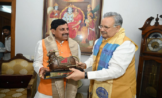 मध्यप्रदेश के मुख्यमंत्री मोहन यादव ने डॉ रमन सिंह से की सौज... - CG Sandesh
