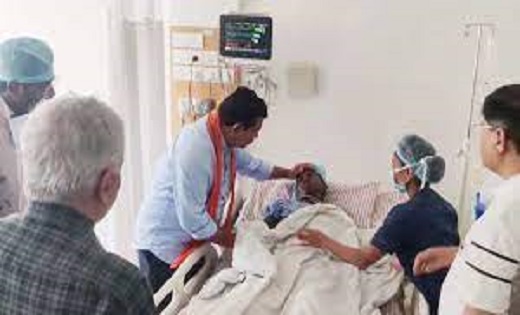 आईईडी ब्लास्ट में घायल युवक से मिलने हॉस्पिटल पहुंचे डिप्टी ... - CG Sandesh