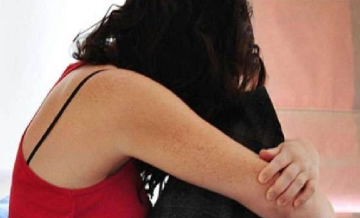 अश्लील तस्वीर खींचकर महिला सहकर्मी को किया ब्लैकमेल... वायरल... - CG Sandesh