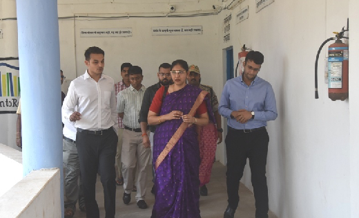 मुख्य निर्वाचन पदाधिकारी रीना कंगाले ने दंतेवाड़ा में स्ट्रां... - CG Sandesh