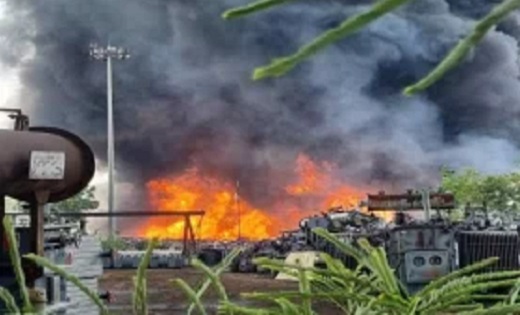 Raipur Breaking: बिजली विभाग के क्षेत्रीय भंडार में लगी भीषण... - CG Sandesh