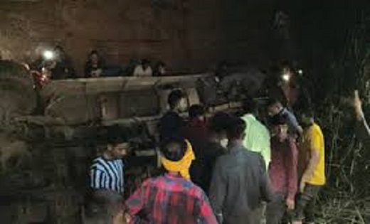 कर्मचारियों से भरी बस खाई में गिरी, 11 की मौत, रेस्क्यू ऑपरे... - CG Sandesh