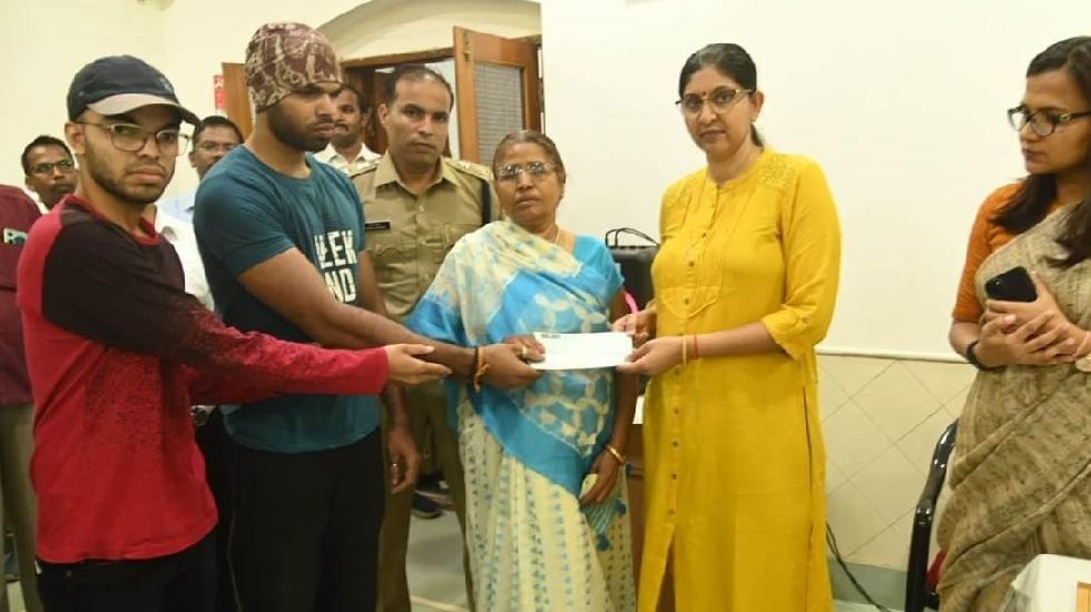 CG : निर्वाचन कर्तव्य के दौरान मृत महिलाकर्मी के दोनों पुत्र... - CG Sandesh