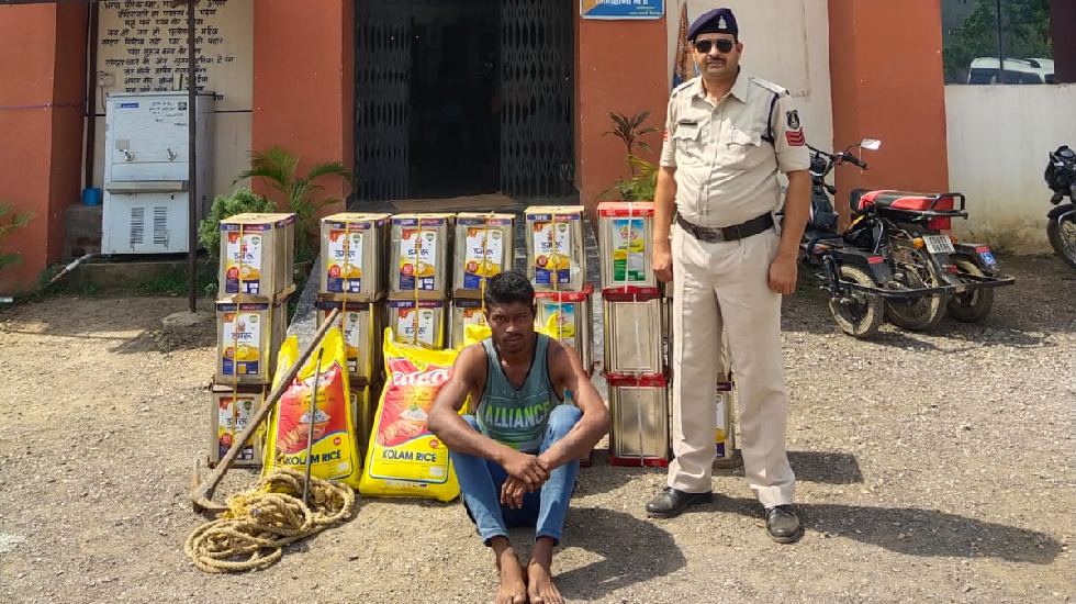 सिंघोड़ा : 45 हजार के सामान चोरी कर गाड़कर रखने वाले आरोपी को पुलिस ने दबोचा