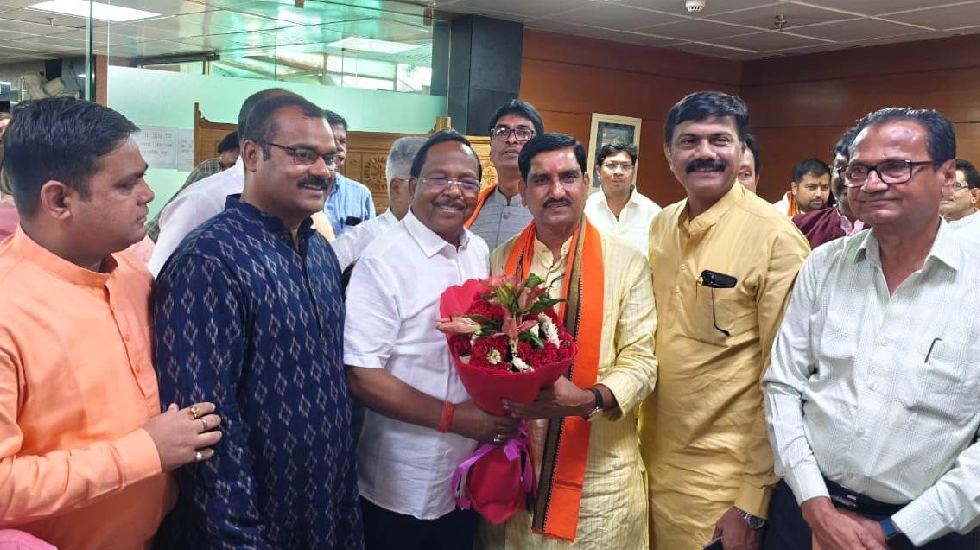 कृषि मंत्री रामविचार नेताम ने तोखन साहू को केन्द्रीय राज्य म... - CG Sandesh