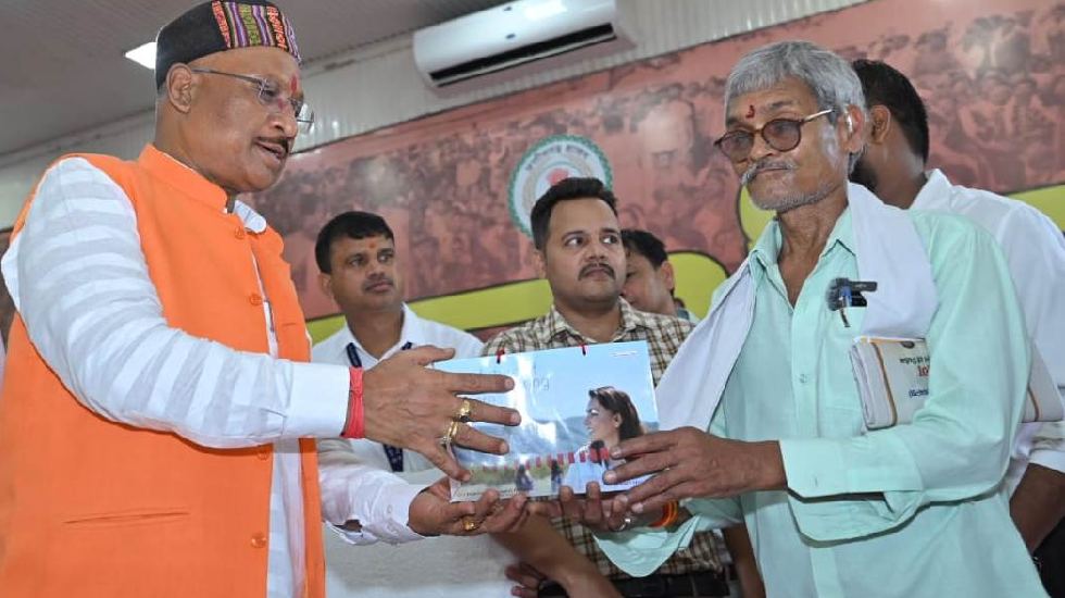 जनदर्शन : किसी को व्हीलचेयर, किसी को मोटराइज्ड ट्रायसायकल तो... - CG Sandesh
