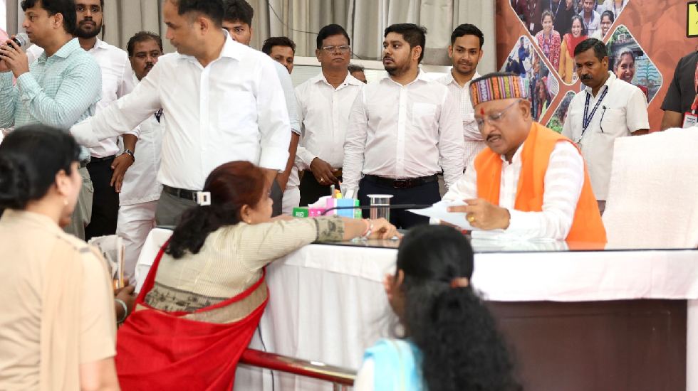 मुख्यमंत्री स्वयं आम जनता से मुलाकात कर उनकी समस्याओं और अपे... - CG Sandesh
