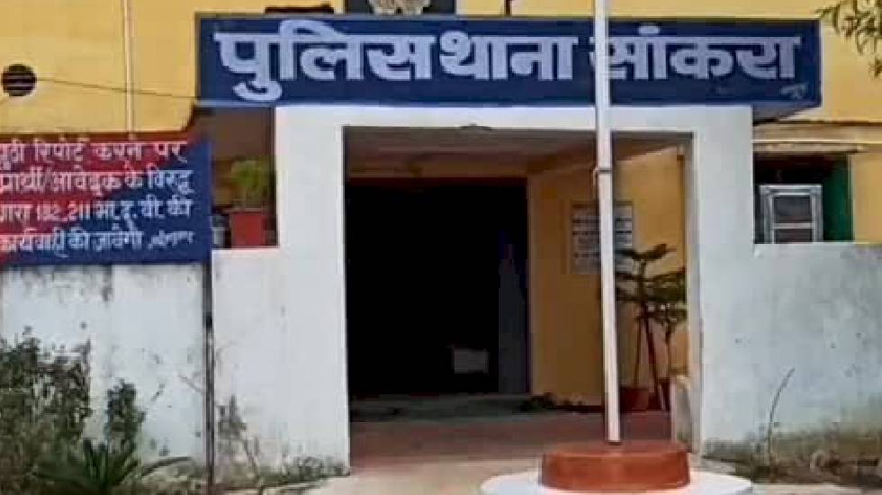 सांकरा : छातामहुआ में नदी के पास पुलिस ने की अवैध शराब रेड क... - CG Sandesh