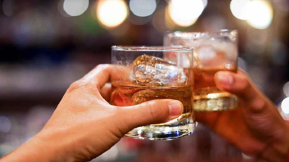 बागबाहरा : रोड़ किनारे शराब पी रहे 2 युवकों को पुलिस ने पकड़ा - CG Sandesh