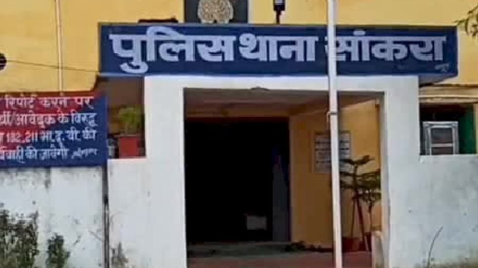 सांकरा : घर के सामने बिक्री के लिए रखे अवैध शराब के साथ गिरफ... - CG Sandesh