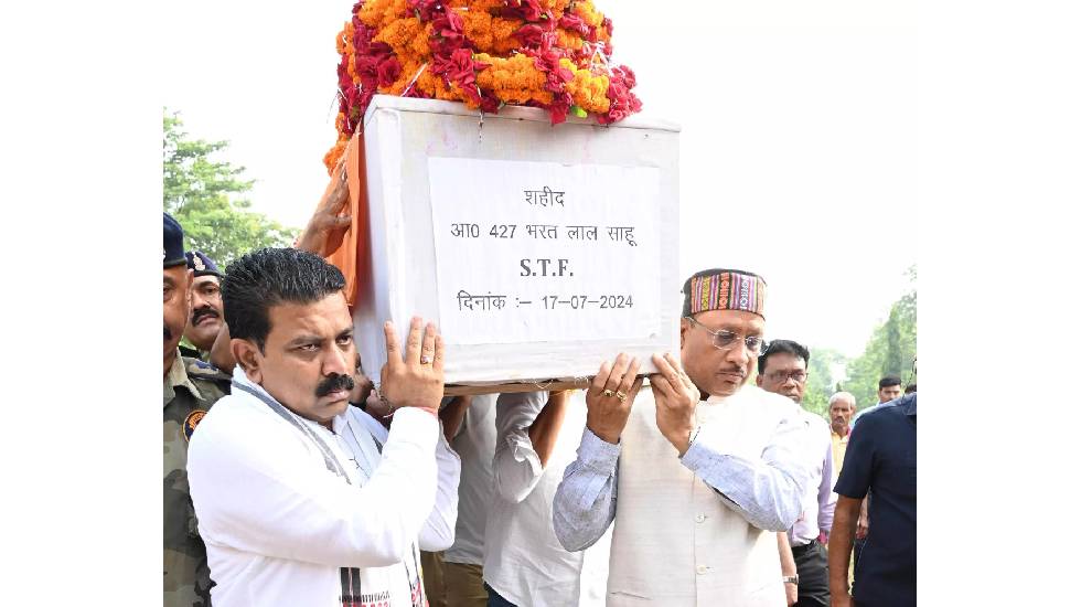 मुख्यमंत्री साय ने शहीद भरत लाल साहू के पार्थिव शरीर को कंधा... - CG Sandesh