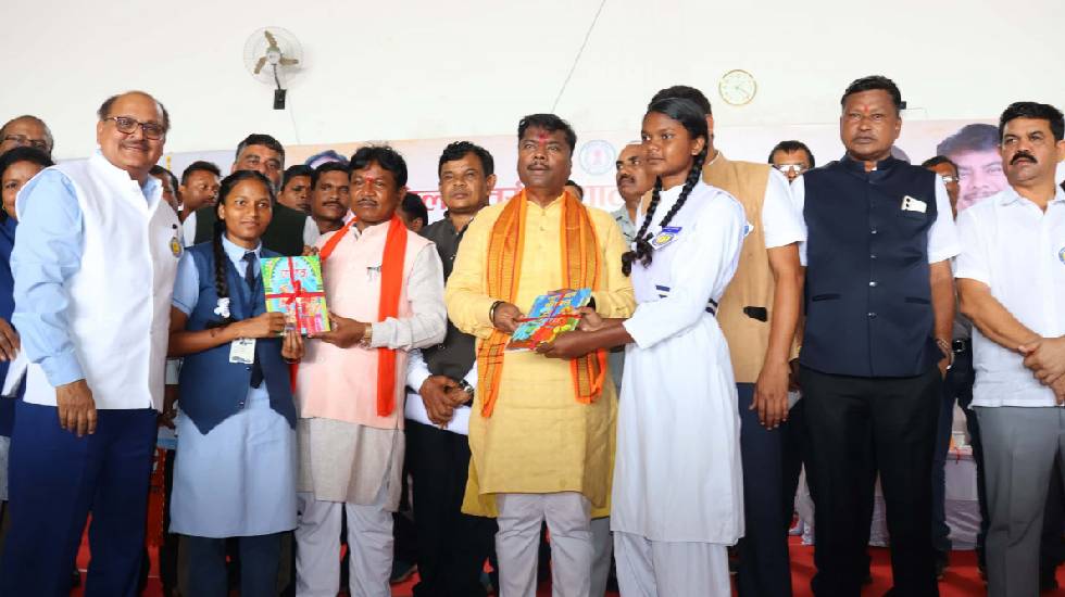 'घर-घर पुस्तक, हर-घर लाइब्रेरी' का वन मंत्री केदार कश्यप ने ... - CG Sandesh