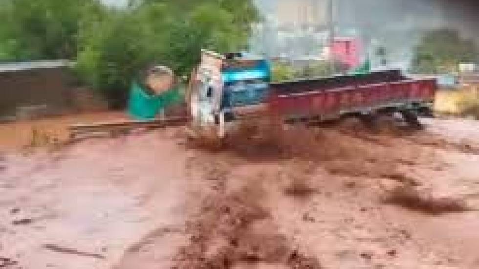 CG : अधिक वर्षा से पहाड़ी में निर्मित डेम हुआ क्षतिग्रस्त - CG Sandesh
