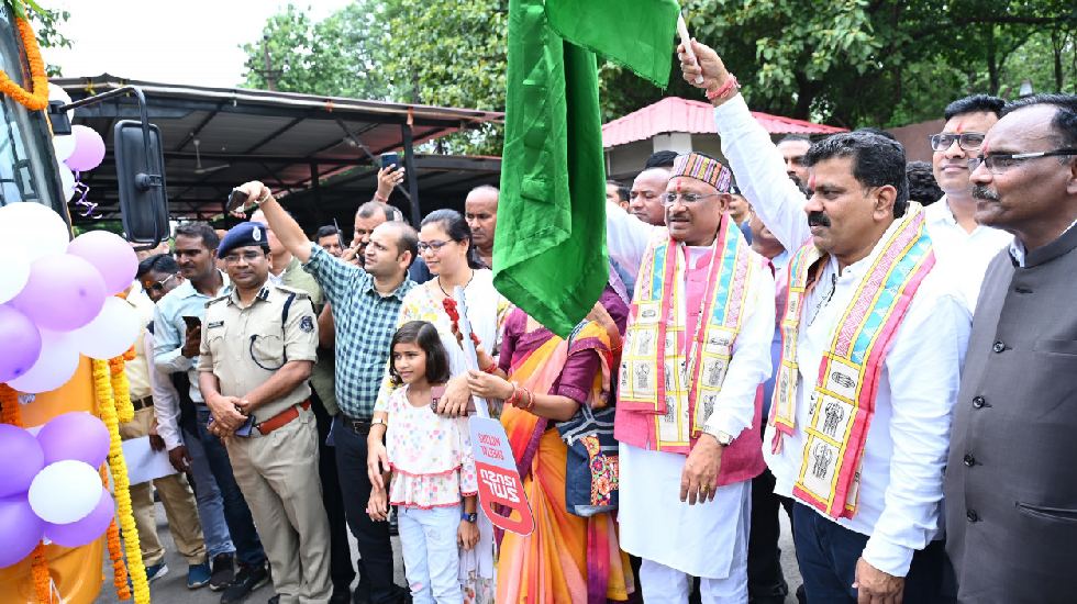 पुलिस परिवार के बच्चों को स्कूल आने जाने के लिए मिली बस की स... - CG Sandesh