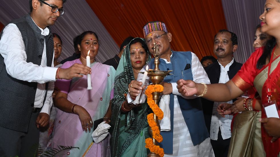 घर से गोबर लाकर लिपाई करते थे स्कूल की, छत की मरम्मत गांव वा... - CG Sandesh