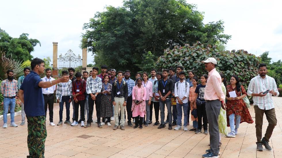 वन्यजीवों और जैव विविधता के विभिन्न पहलुओं का विद्यार्थियों ... - CG Sandesh