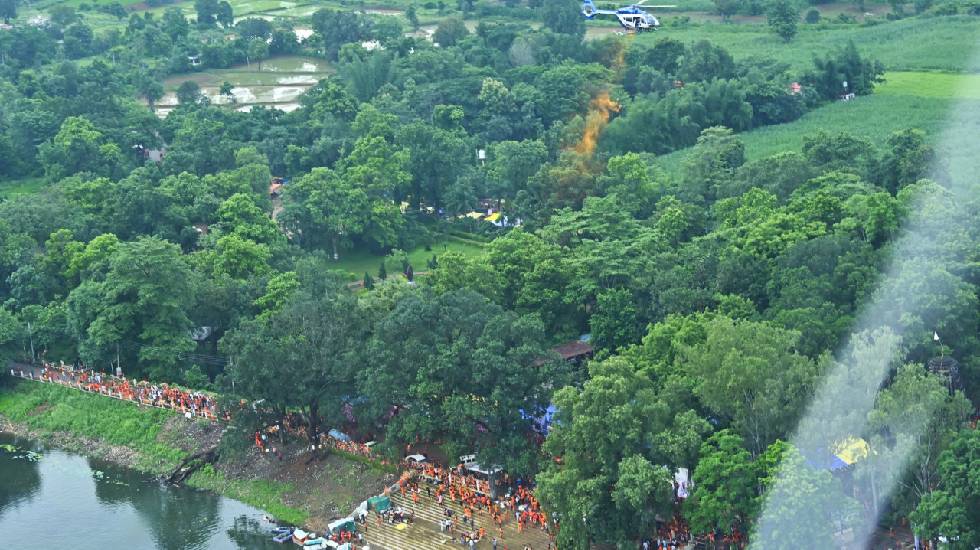 मुख्यमंत्री विष्णु देव साय ने भोरमदेव में कावड़ियों पर की पु... - CG Sandesh