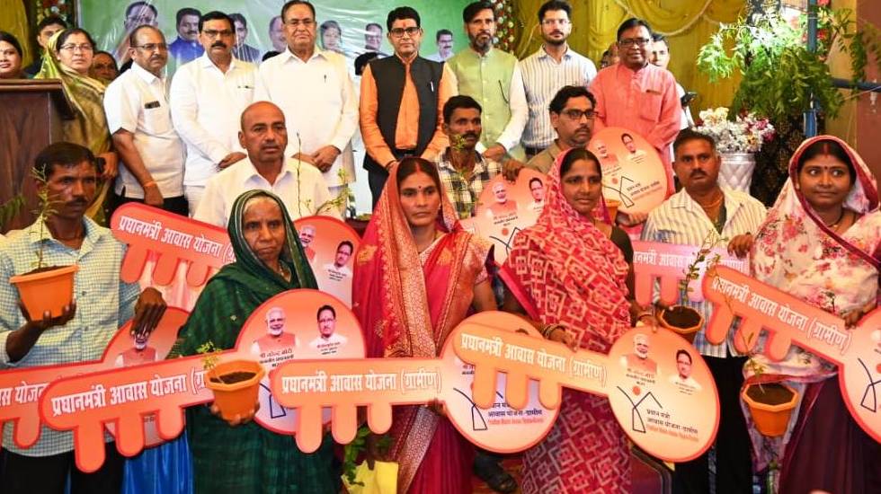 पीएम आवास के हितग्राही को राजस्व मंत्री ने कराया गृह प्रवेश - CG Sandesh
