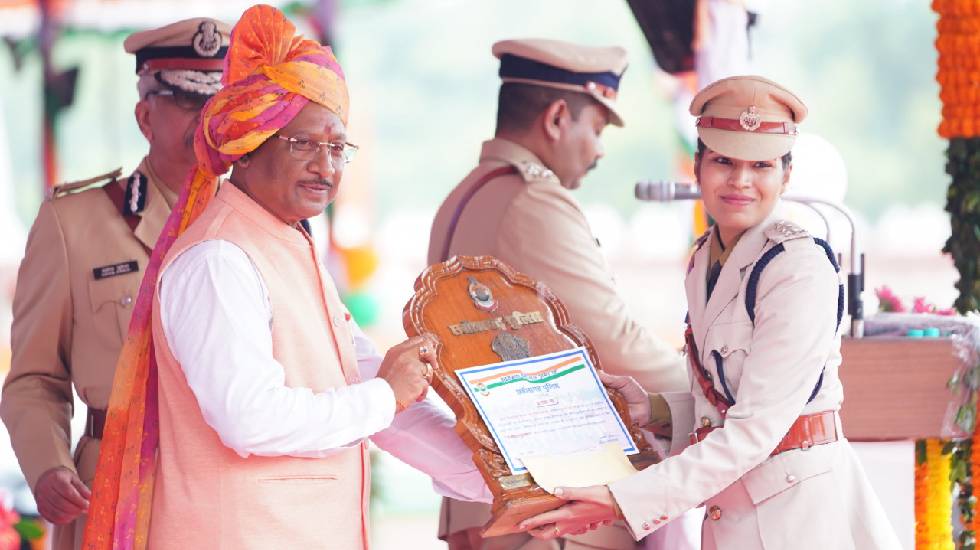 मुख्यमंत्री ने स्वतंत्रता दिवस के अवसर पर 46 पुलिस अधिकारियो... - CG Sandesh