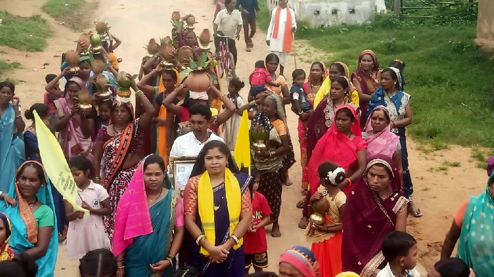बागबाहरा : जुनवानी खुर्द में आदिवासी दिवस मनाया गया।  - CG Sandesh