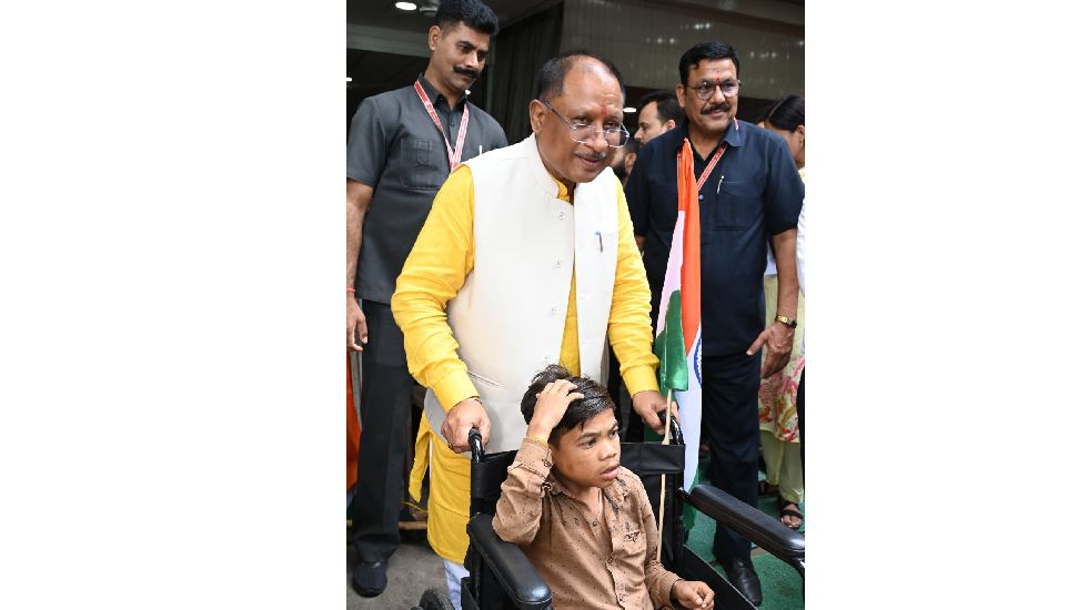 सुनहरे भविष्य की उम्मीद : दिव्यांग रूपेश को मिली पचास हजार र... - CG Sandesh