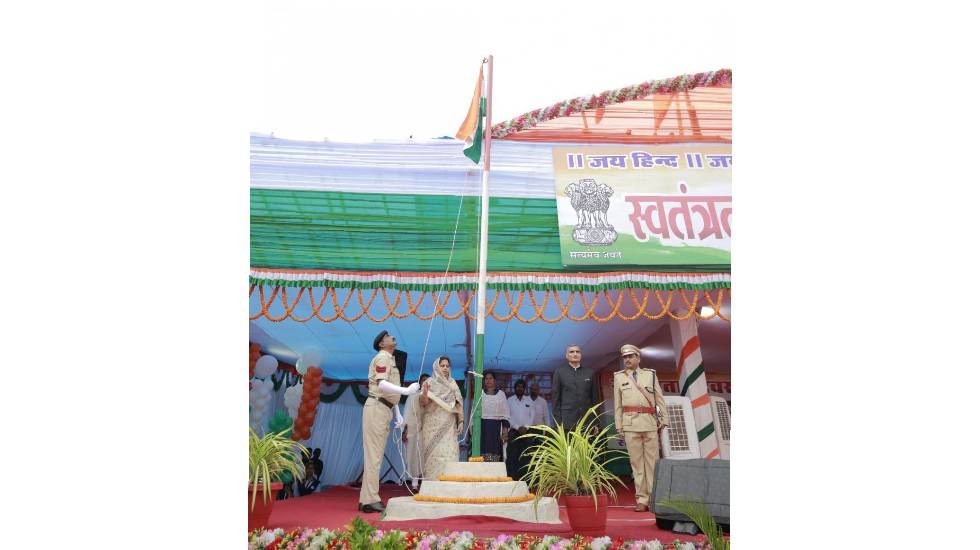 सांसद रूपकुमारी चौधरी ने ध्वजारोहण किया - CG Sandesh