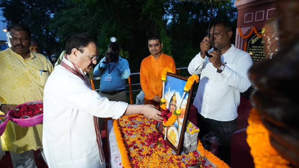 केंद्रीय स्वास्थ्य मंत्री जगत प्रसाद नड्डा ने वीरांगना रानी ... - CG Sandesh