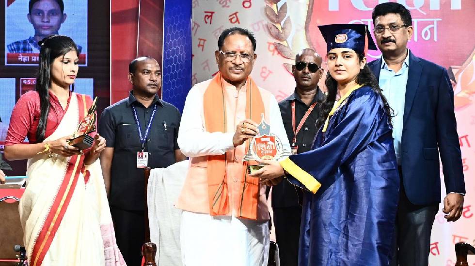 मुख्यमंत्री साय के हाथों 12वीं बोर्ड के टॉपर विद्यार्थियों क... - CG Sandesh