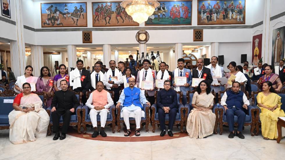 राज्यपाल रमेन डेका की उपस्थिति में शिक्षक सम्मान समारोह का ह... - CG Sandesh