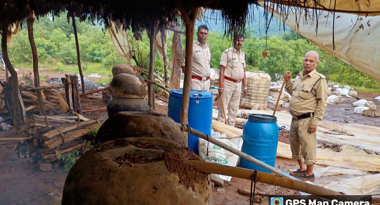 सरायपाली : जंगल में शराब निर्माण की सूचना पर आबकारी टीम की द... - CG Sandesh
