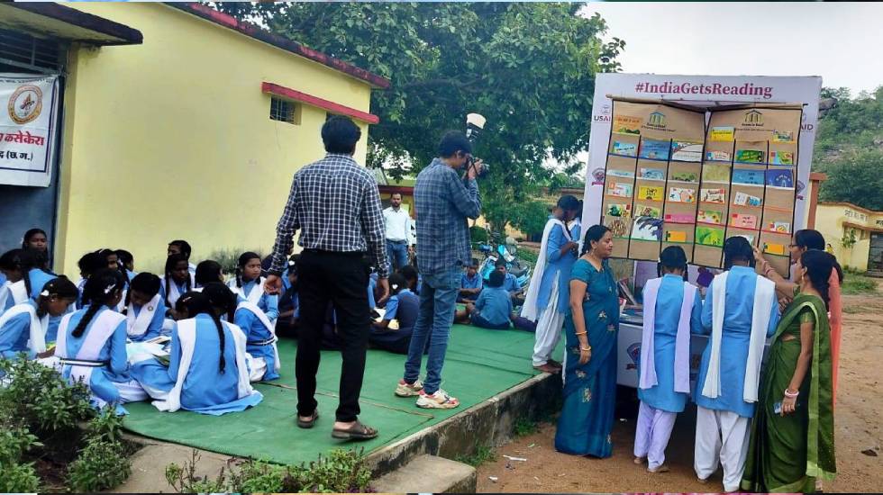 बागबाहरा : उल्लास के तहत कसेकेरा हाई और मिडिल स्कूल में पुस्... - CG Sandesh