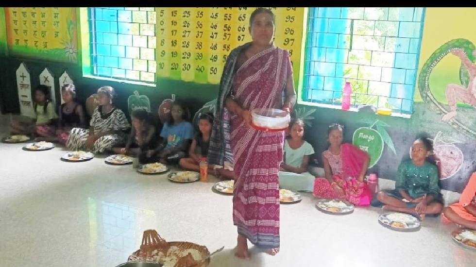 सरायपाली : शासकीय प्राथमिक शाला केसराटाल में न्योता भोज का आ... - CG Sandesh