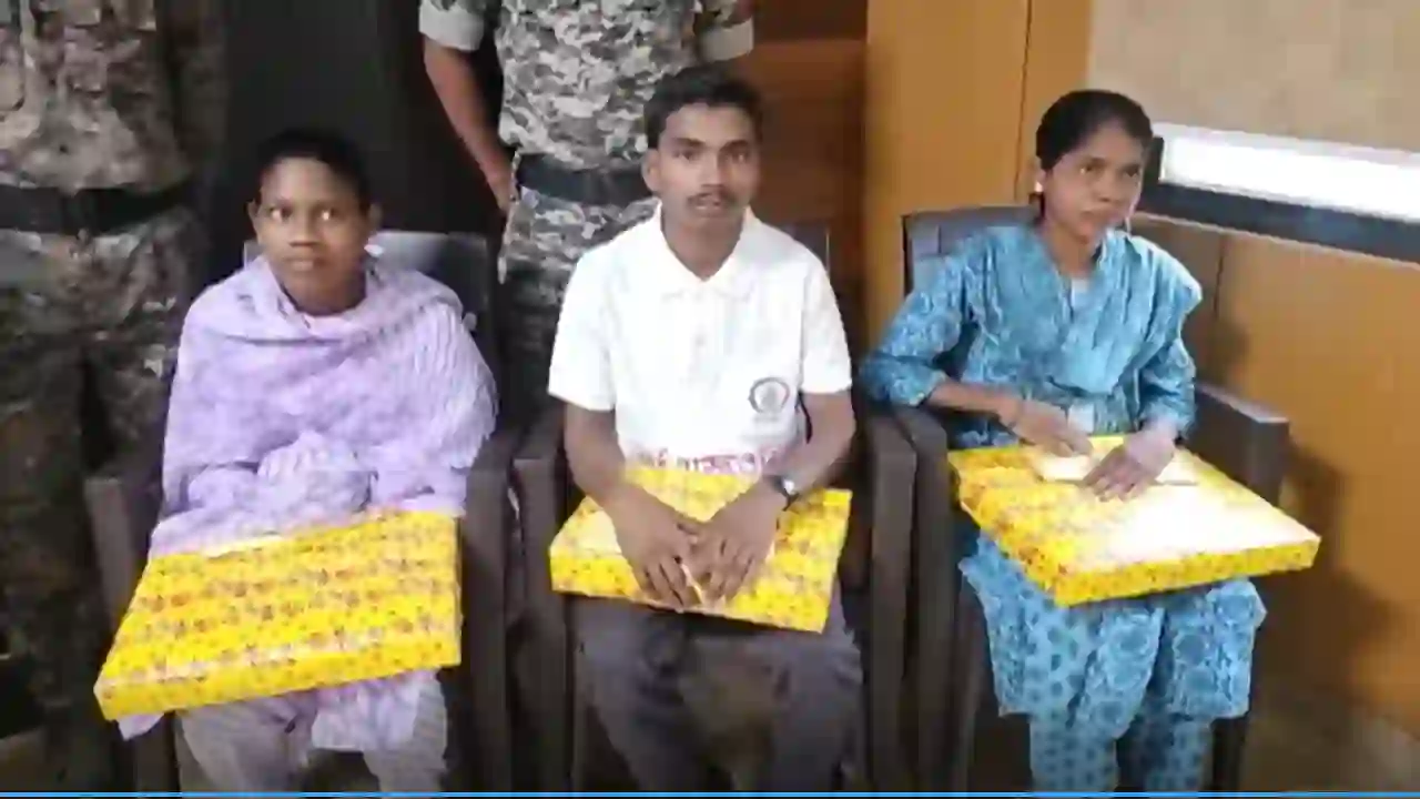 छत्तीसगढ़ : 1-1 लाख के इनामी तीन माओवादियों ने किया सरेंडर