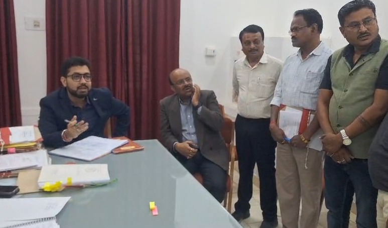 महासमुंद : कलेक्टर ने चलाया नियमों का डंडा, समय पर अनुपस्थित... - CG Sandesh