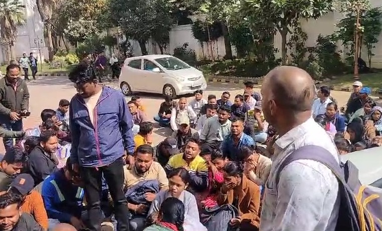 CG : बर्खास्त सहायक शिक्षकों ने भाजपा कार्यालय में प्रदर्शन ... - CG Sandesh