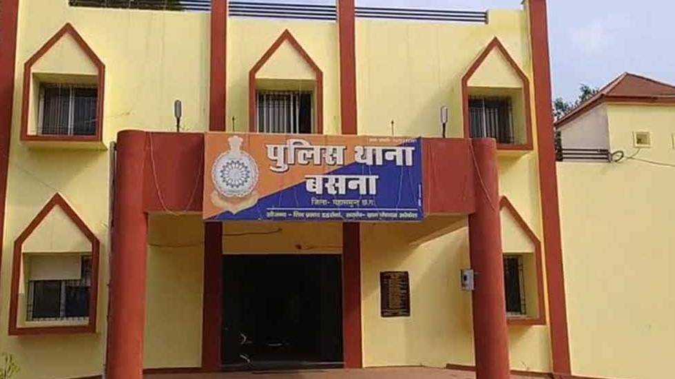 बसना : बोहारपार मोड़ में महुआ शराब रखकर ग्राहक तलाश करते पकड़ा... - CG Sandesh