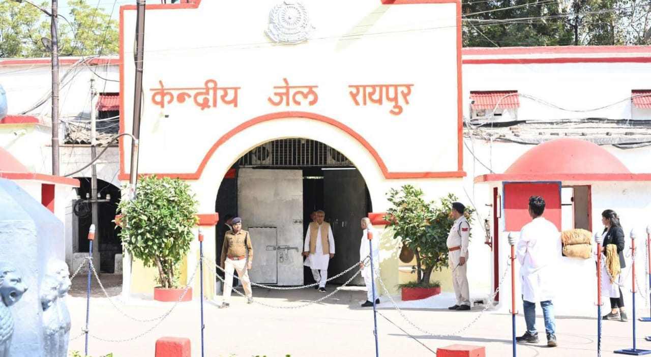 जेल में बंद पूर्व मंत्री कवासी लखमा और MLA देवेन्द्र यादव से... - CG Sandesh