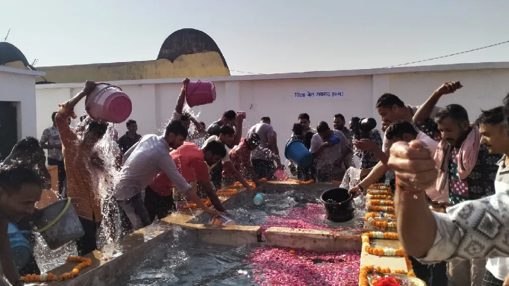 CG : जेलों में कैदियों ने किया गंगा जल स्नान, डिप्टी सीएम वि... - CG Sandesh
