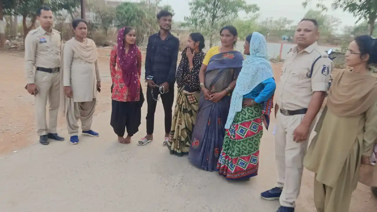 महासमुंद : गांजा तस्करी करते 4 महिलाएं सहित 8 तस्कर हुए गिरफ... - CG Sandesh