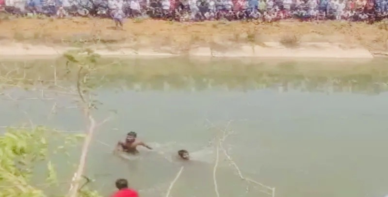 CG : 12 लोगों से भरी पिकअप नहर में गिरी, 5 लापता, रेस्क्यू ऑ... - CG Sandesh