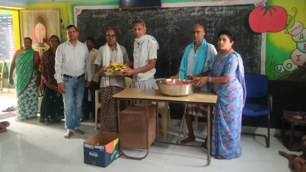 सरायपाली :  शासकीय प्राथमिक शाला बिजातीपाली में नेवता भोज का... - CG Sandesh