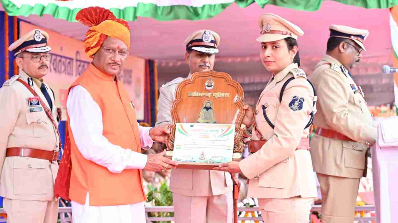 CG : मुख्यमंत्री ने 35 पुलिस अधिकारियों एवं जवानों को पुलिस पदकों से किया सम्मानित