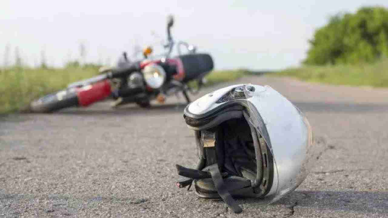 पटेवा : ट्रेलर की चपेट में आया बाइक सवार - CG Sandesh