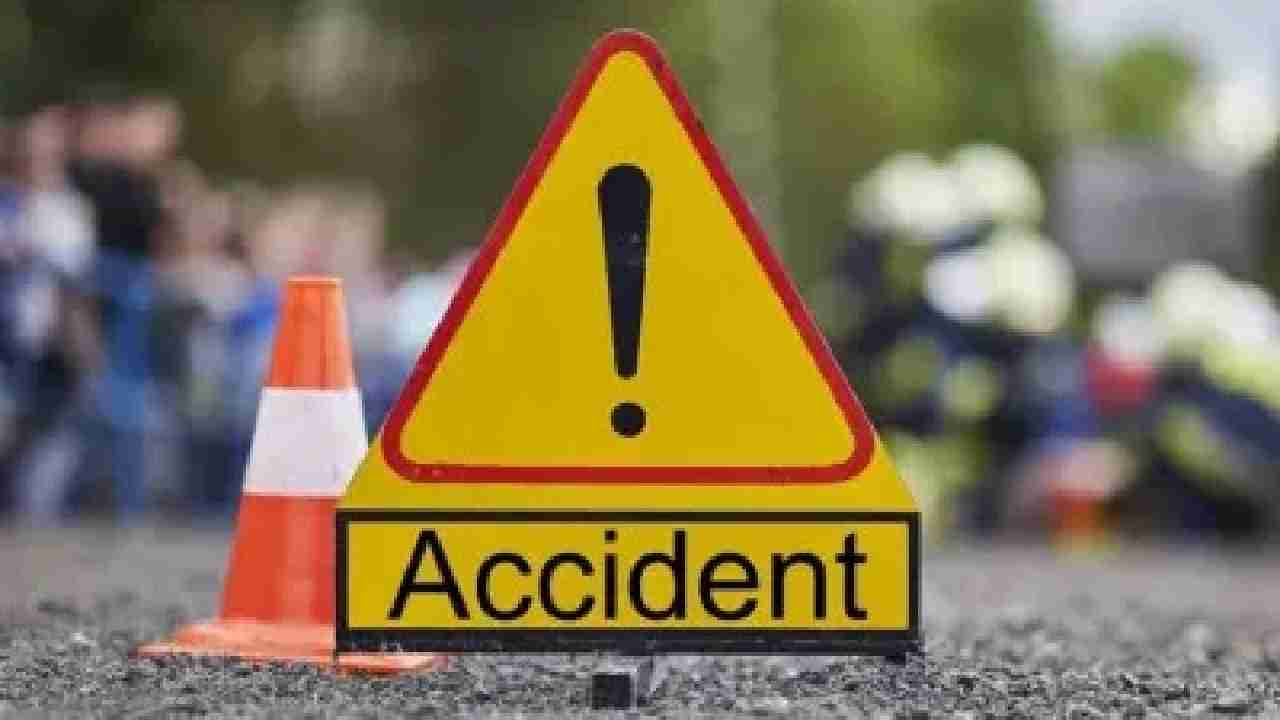 पिथौरा : बिना संकेतक खड़ी वाहन से टकराई कंटेनर, चालक की मौत - CG Sandesh