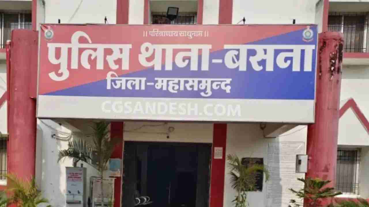 बसना : रोड़ किनारे शराब लेकर खड़े युवक के खिलाफ हुई कार्रवाई - CG Sandesh