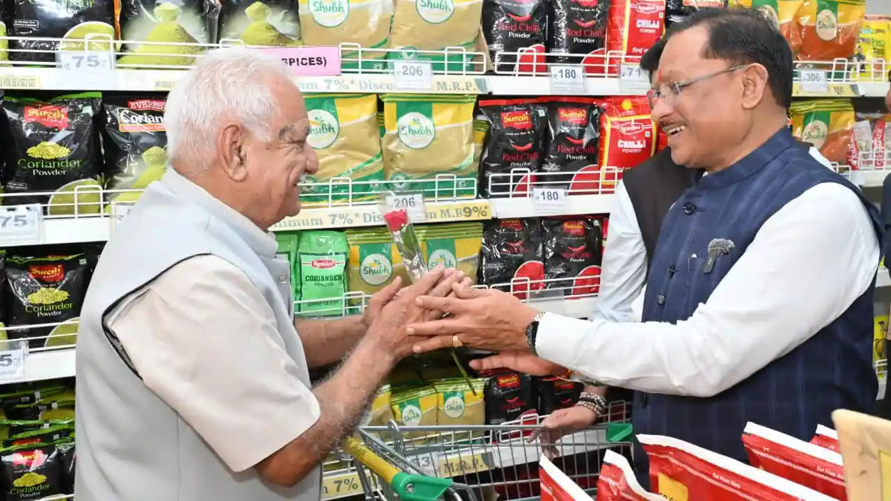 GST रिफार्म से रोज़मर्रा के सामान हुए सस्ते, जनभावनाओं से रूबरू होने मार्ट पहुंचे सीएम साय