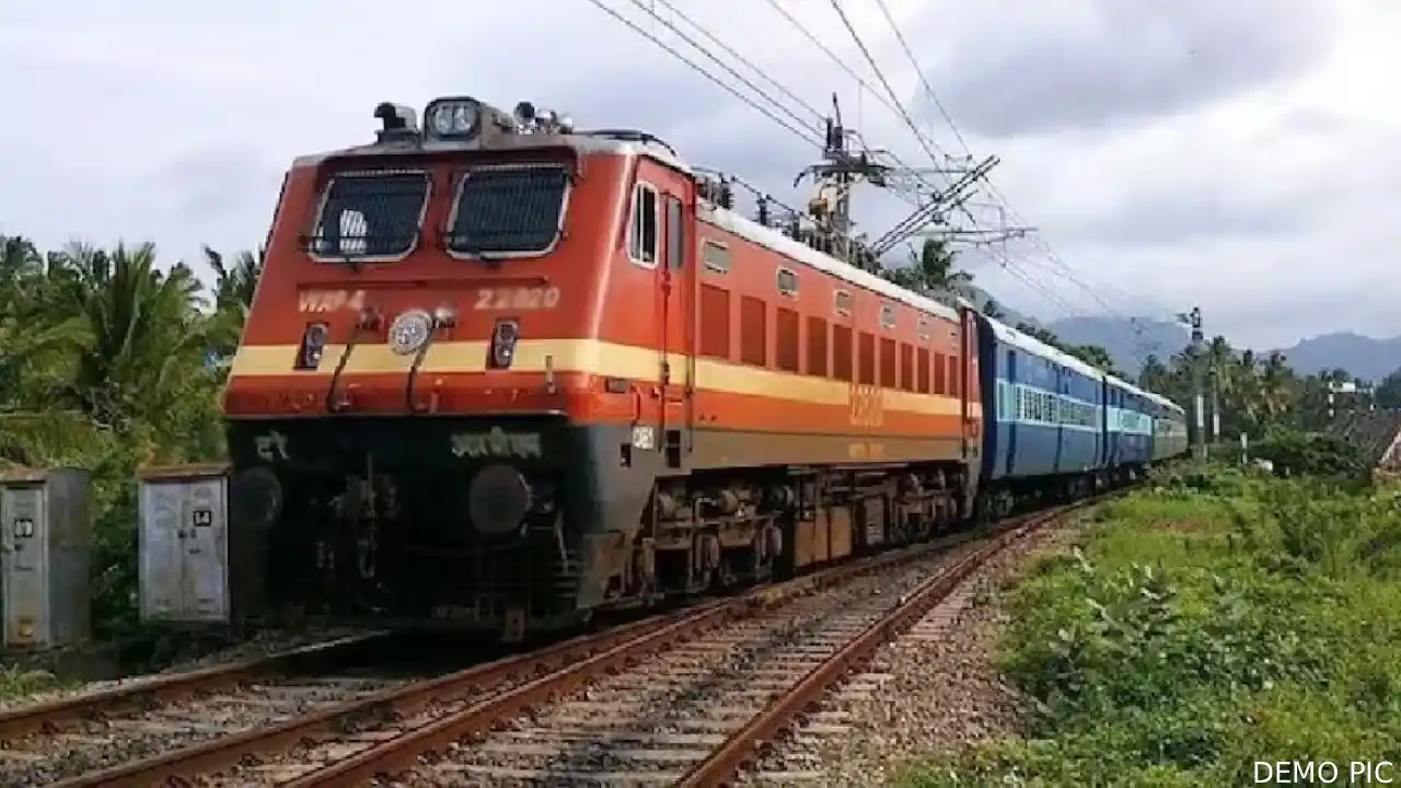 CG : नवरात्र पर्व के दौरान डोंगरगढ़ स्टेशन में कई ट्रेनों का होगा अस्थायी ठहराव