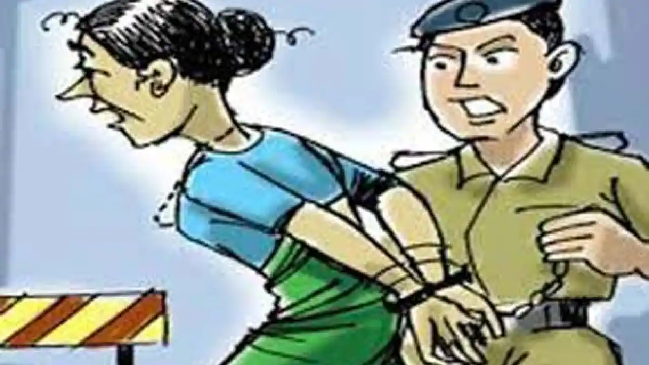 बसना पुलिस ने की रेड कार्रवाई, महिला के बाड़ी में मिला अवैध श... - CG Sandesh